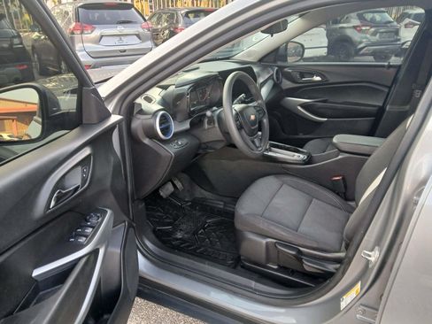 Used 2025 Chevrolet Trax LS w/ LS Convenience Package FWD image 9