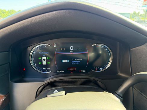Used 2019 Cadillac Escalade ESV Luxury RWD image 35