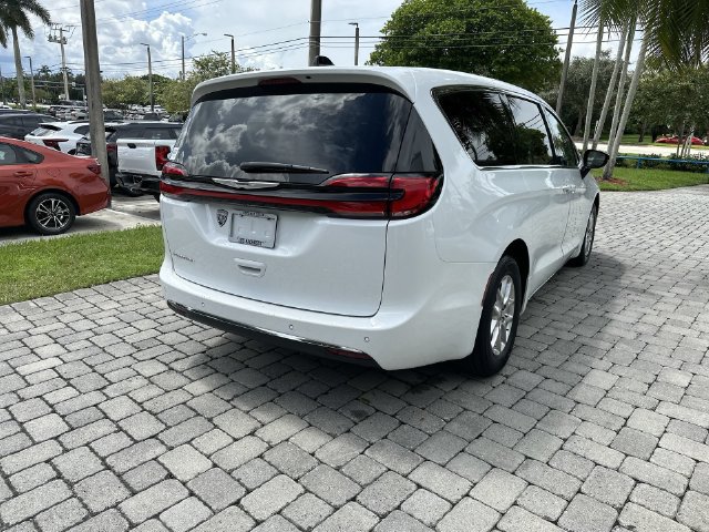 Used 2024 Chrysler Pacifica Touring FWD image 36
