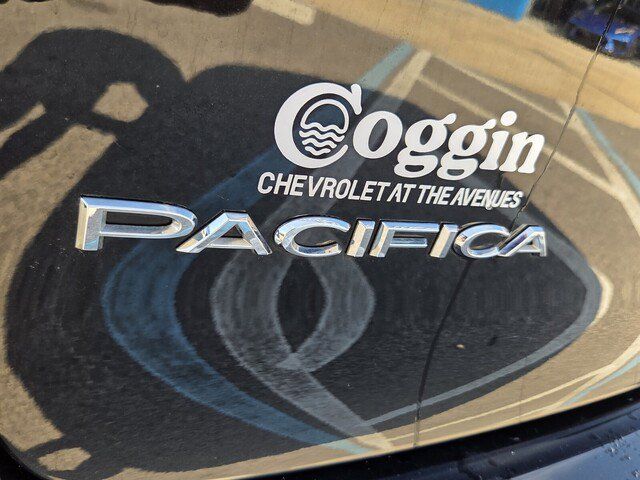 Used 2024 Chrysler Pacifica Touring-L FWD image 16
