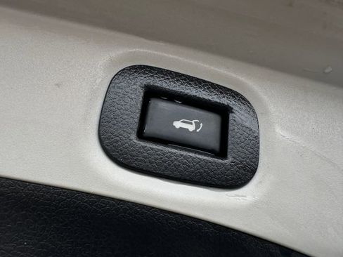 Used 2017 Nissan Rogue SV w/ SV Premium Package image 32