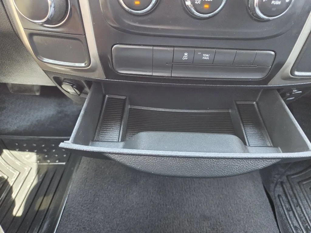 Used 2015 RAM 1500 Classic SLT RWD image 33
