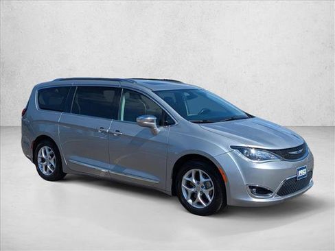 Used 2019 Chrysler Pacifica Limited FWD image 3