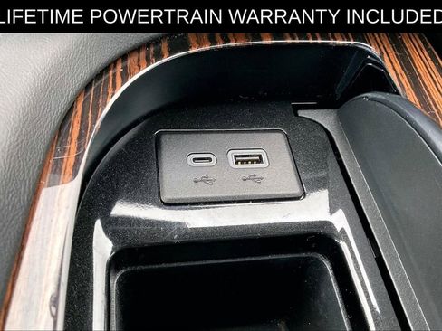 Used 2024 Cadillac Escalade Luxury RWD image 25