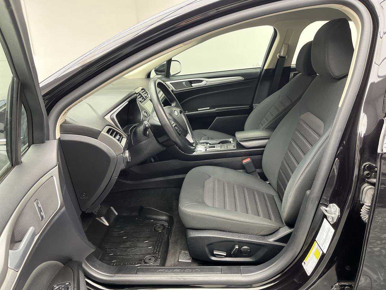 Used 2020 Ford Fusion SE FWD image 3