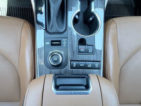 Used 2022 Toyota Highlander Platinum image 3