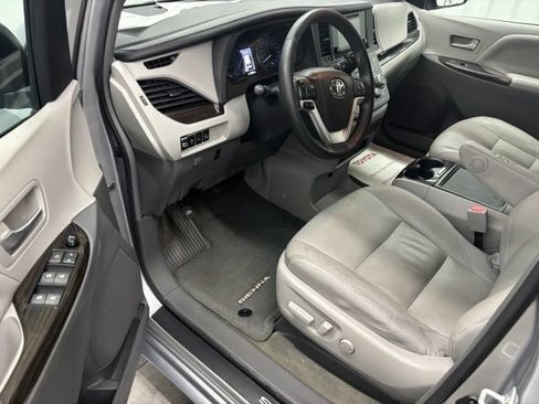 Used 2015 Toyota Sienna XLE w/ XLE Navigation Package FWD image 17