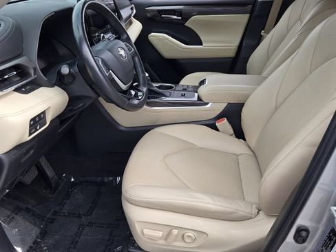 Used 2023 Toyota Highlander Limited FWD image 10