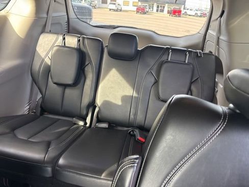 Used 2024 Chrysler Pacifica Touring-L image 15