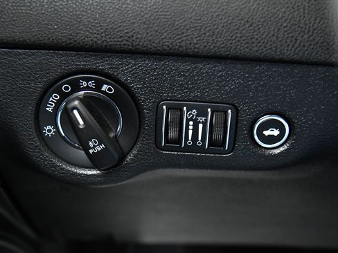 Used 2023 Chrysler 300 S image 33