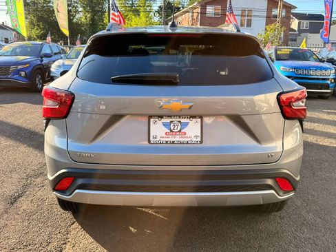 Used 2025 Chevrolet Trax LT FWD image 6