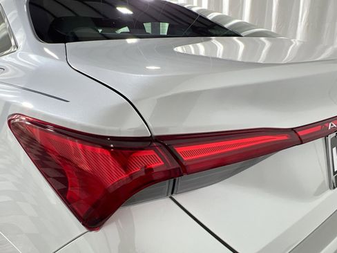 Used 2019 Toyota Avalon Limited image 15
