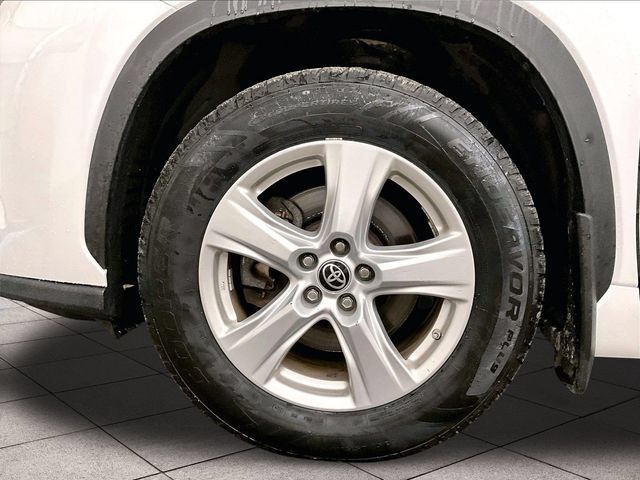 Used 2022 Toyota Highlander LE AWD/4WD image 8