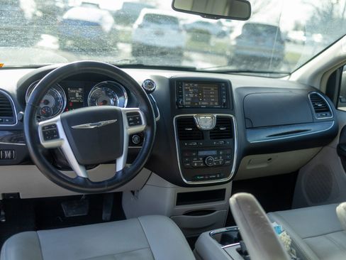 Used 2015 Chrysler Town & Country Touring w/ Driver Convenience Group image 40