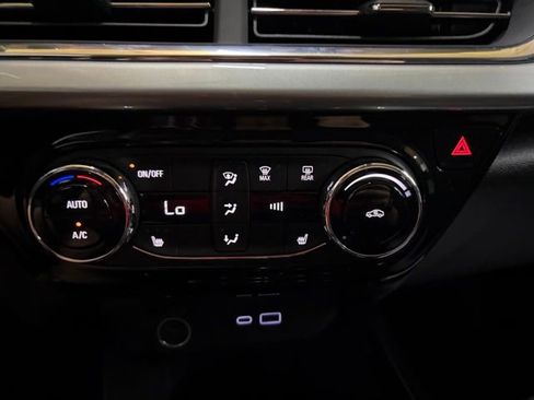 Used 2025 Chevrolet Trax LT w/ LT Convenience Package image 42