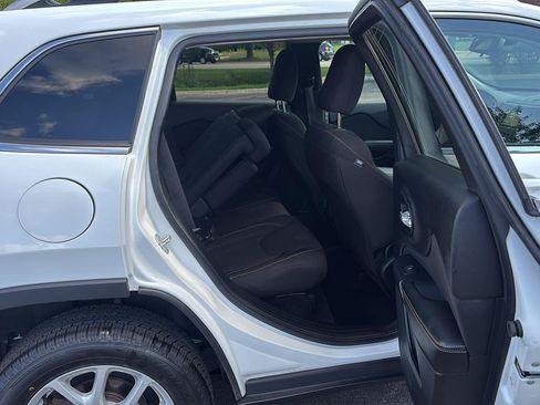 Used 2016 Jeep Cherokee Latitude FWD image 16
