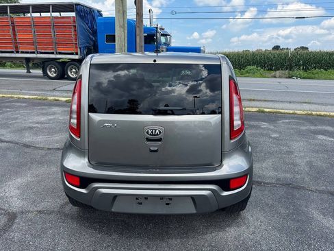 Used 2013 Kia Soul ! FWD image 5