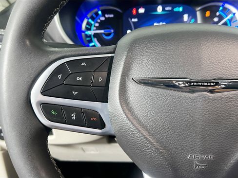 Used 2024 Chrysler Pacifica Select image 18