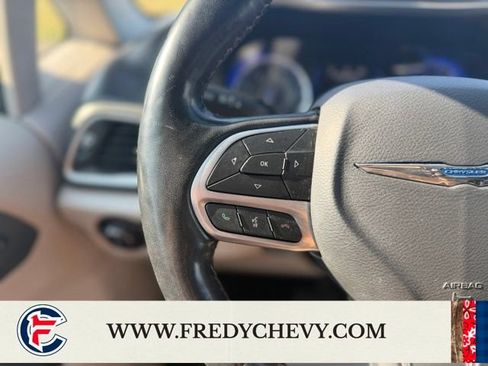 Used 2020 Chrysler Pacifica Touring-L FWD image 16