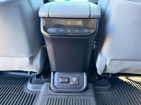 Used 2024 Toyota Highlander Limited image 28