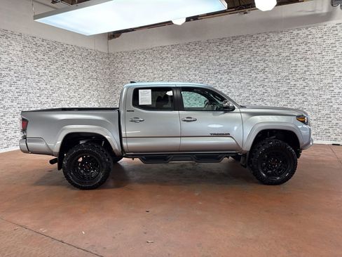 Used 2022 Toyota Tacoma Limited image 8