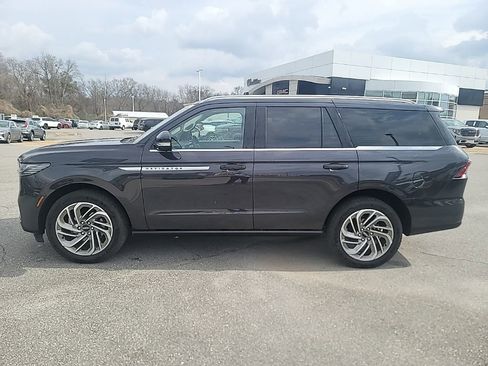 Used 2025 Lincoln Navigator Reserve image 4