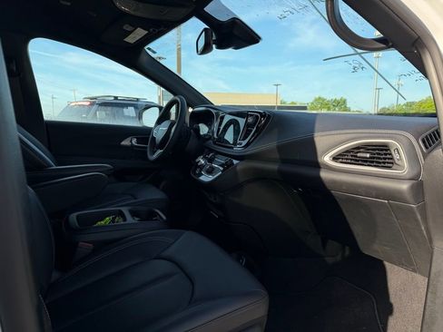 Used 2026 Chrysler Pacifica Select FWD image 28