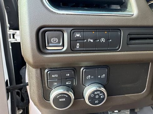 Used 2023 GMC Yukon XL SLT AWD/4WD image 16