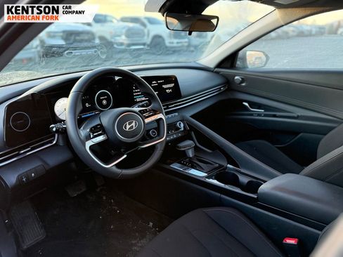 Used 2025 Hyundai Elantra SEL image 3