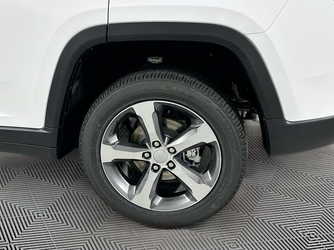 New 2025 Jeep Grand Cherokee Limited w/ Luxury Tech Group II AWD/4WD image 16
