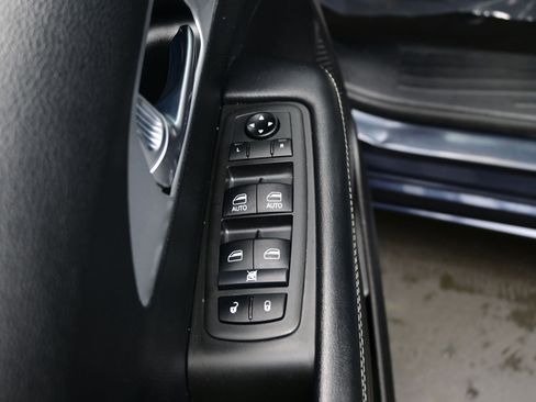 Used 2021 Chrysler Pacifica Touring w/ Uconnect Theater Family Group image 10