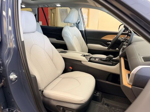 Used 2025 Toyota Grand Highlander AWD image 16