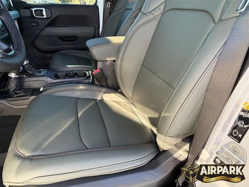 New 2025 Jeep Gladiator Mojave image 17