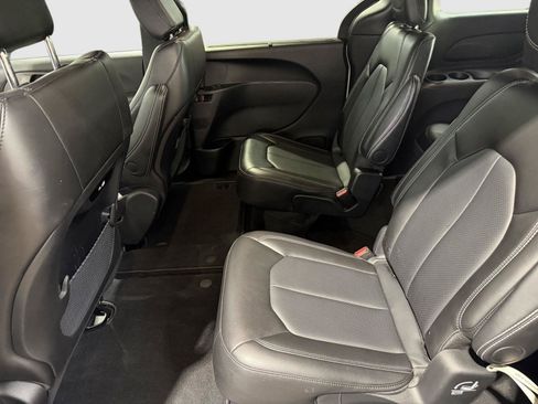 Used 2025 Chrysler Pacifica Select FWD image 24