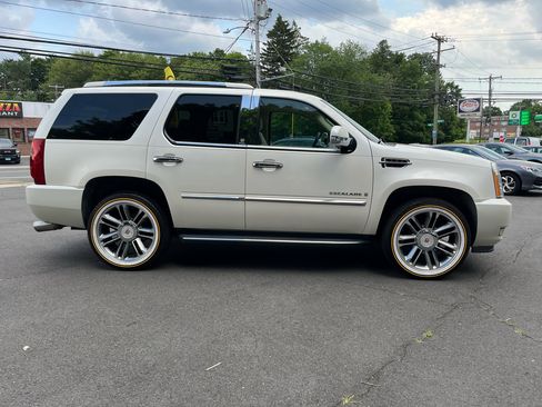 Used 2007 Cadillac Escalade AWD w/ Climate Package image 4
