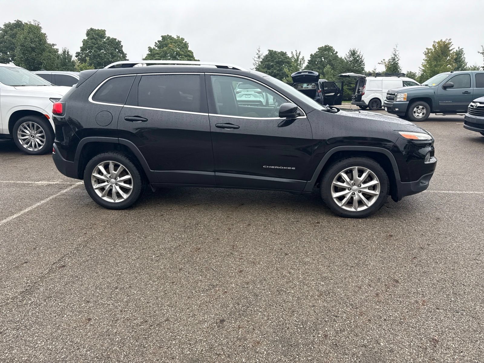 Used 2017 Jeep Cherokee Limited w/ Luxury Group FWD image 4