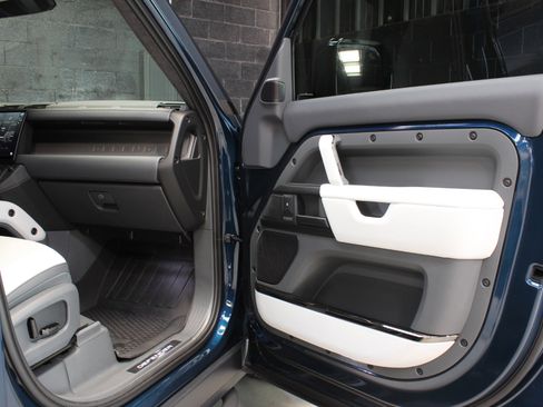 Used 2026 Land Rover Defender 110 OCTA image 36