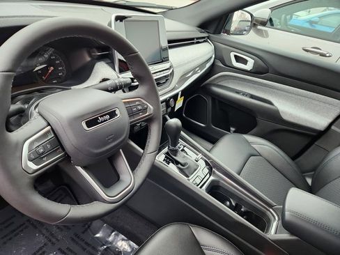 Used 2025 Jeep Compass Latitude image 11