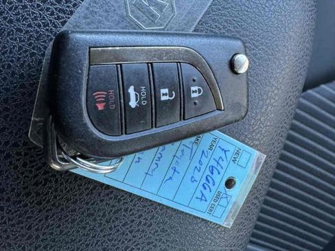 Used 2020 Toyota Camry SE image 29