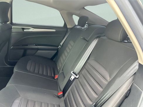 Used 2017 Ford Fusion SE FWD image 18