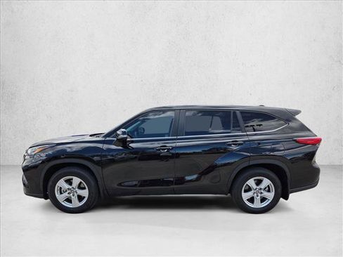 Used 2023 Toyota Highlander LE image 9