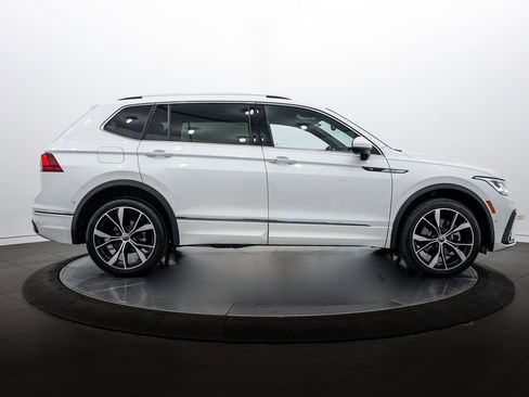 Used 2024 Volkswagen Tiguan SEL R-Line image 3
