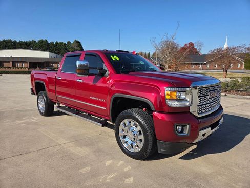 Used 2019 GMC Sierra 2500 Denali image 2