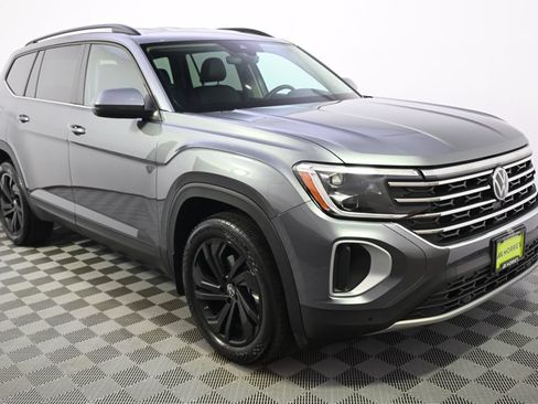 Used 2024 Volkswagen Atlas SE w/ Black Wheel Package AWD/4WD image 8
