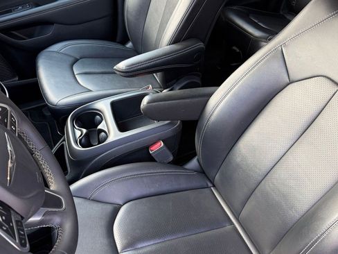 Used 2025 Chrysler Pacifica Select FWD image 39