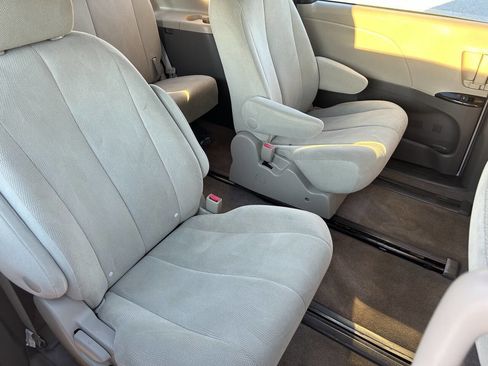 Used 2013 Toyota Sienna L image 7