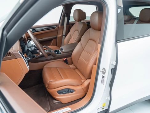 Certified 2023 Porsche Cayenne Platinum Edition AWD/4WD image 5