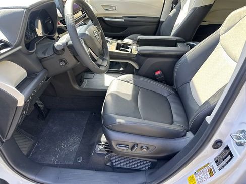 New 2026 Toyota Sienna Platinum AWD/4WD image 24