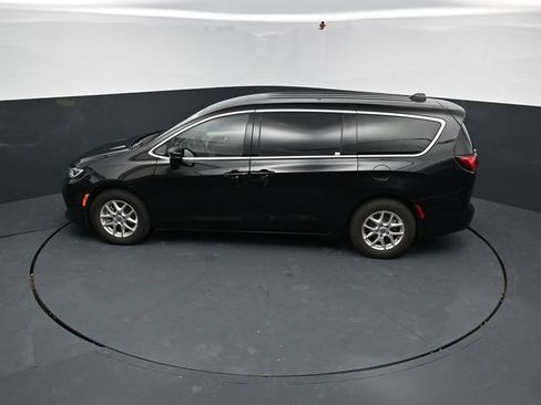 Used 2024 Chrysler Pacifica Touring-L FWD image 37
