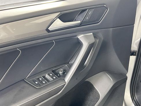 Used 2023 Volkswagen Tiguan SE image 17